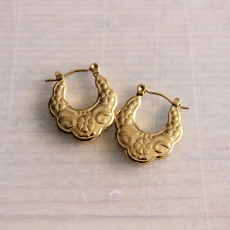 Scalloped Flower Detail Earring